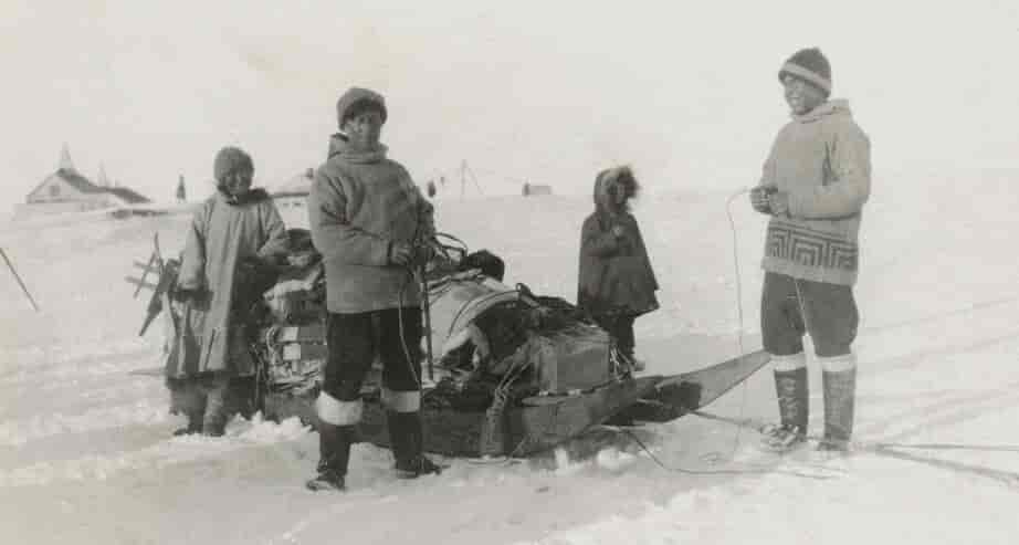 Arnarulunnguaq, Knud Rasmussen, ukendt og Miteq på 5. Thule-ekspedition i nærheden af Point Barrow.