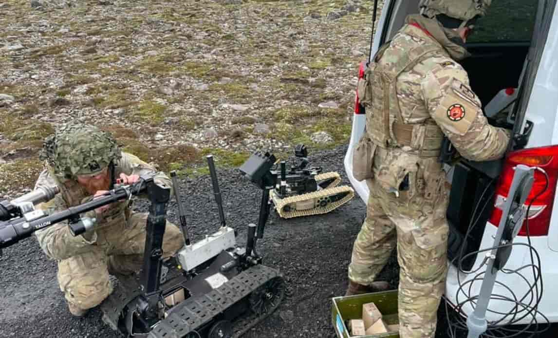 Bomberyddere fra Ingeniørregimentet klargør udstyr i forbindelse med NATO-øvelse på Island i 2021. 