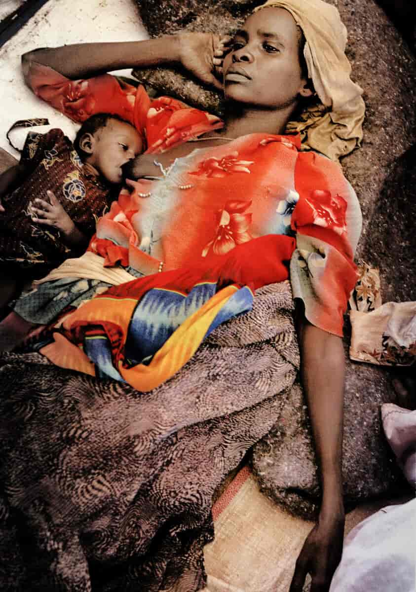 Ung kvinde ammer barn på hospital i Dafur, Sudan