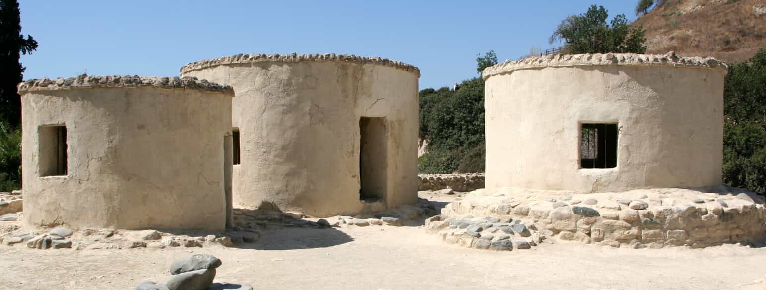 Rekonstruerede bygninger af sten og ler fra mellem 7000 og 5800 f.v.t. på lokaliteten Chirokitia på Cypern.