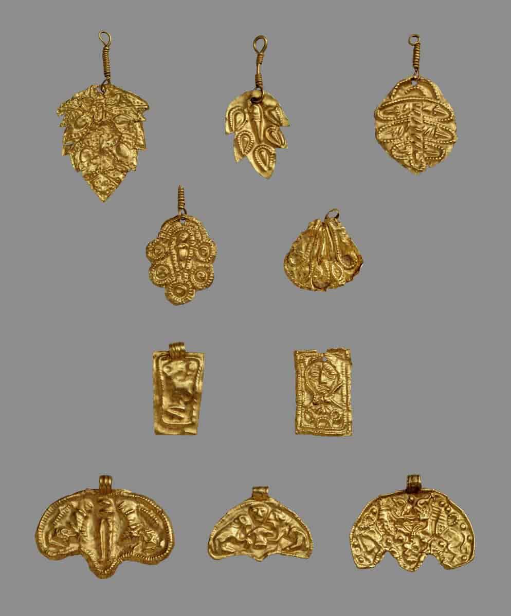 Hængesmykker og guldgubber fra Brangstrup skattefundet