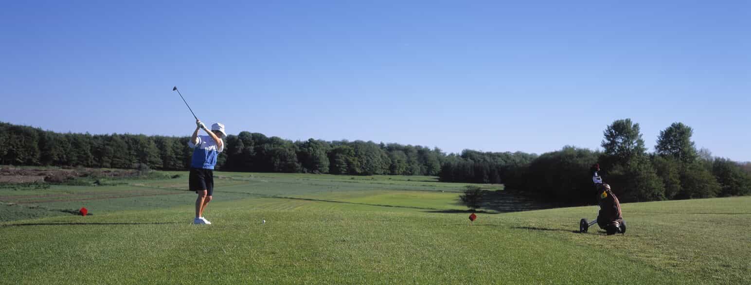 Golfspiller ved teestedet ved hul 14 på Vestlollands Golfklubs bane