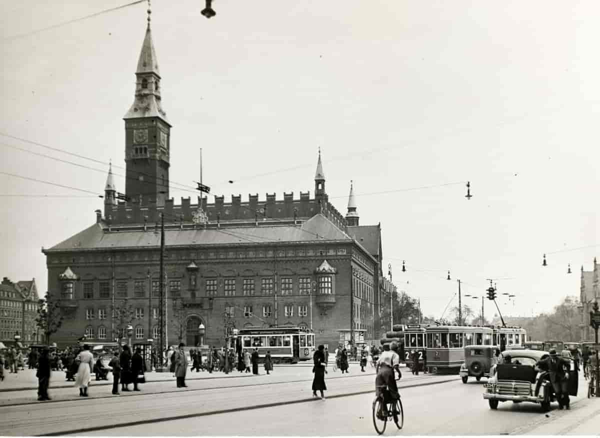 Københavns Rådhusplads starten af 1930'erne. Rådhuset set fra H.C Andersens Boulevard