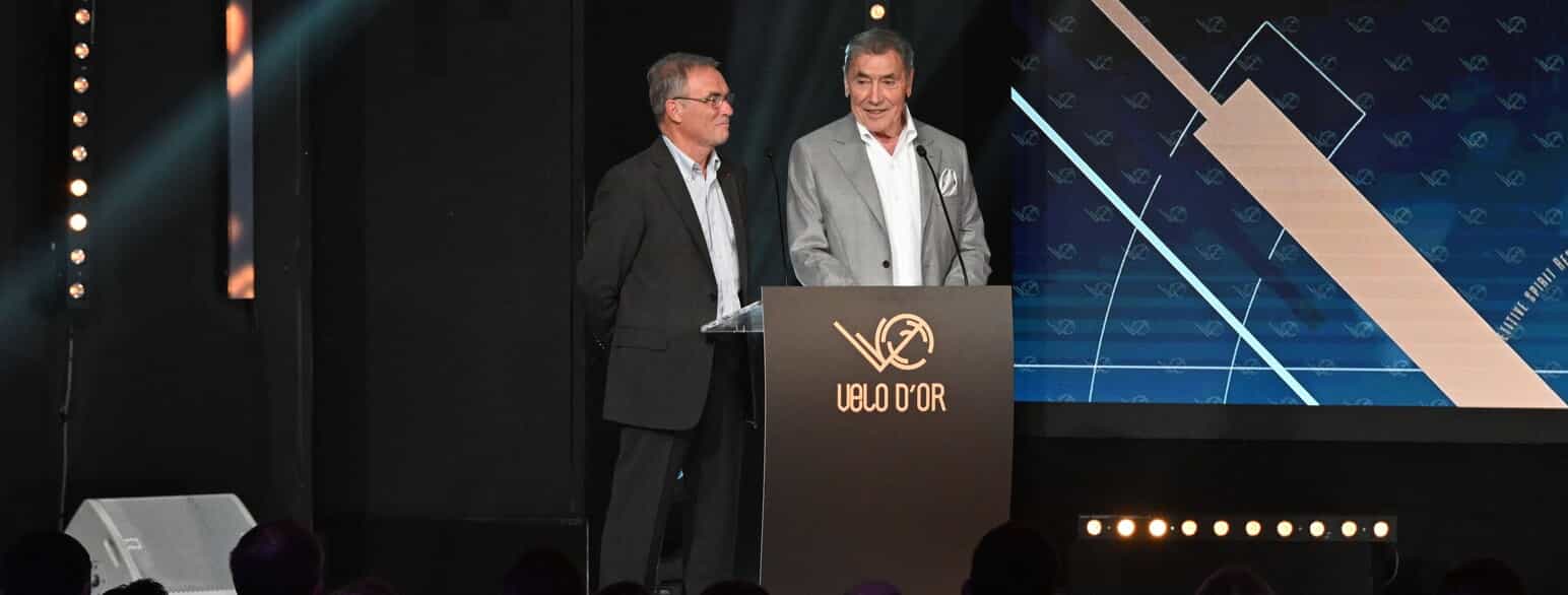 De tidligere cykelryttere Bernand Hinault og Eddy Merckx ved uddelingen af Velo d'Or i 2023