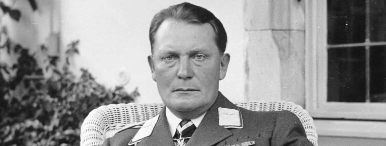 Hermann Göring fotograferet på sin terrasse i Berlin i 1934.