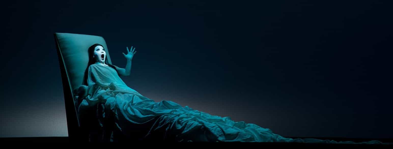 La Traviata med sopranen Myung Joo Lee, i en opsætning i Linz i Østrig, med sceneinstruktør Robert Wilson.