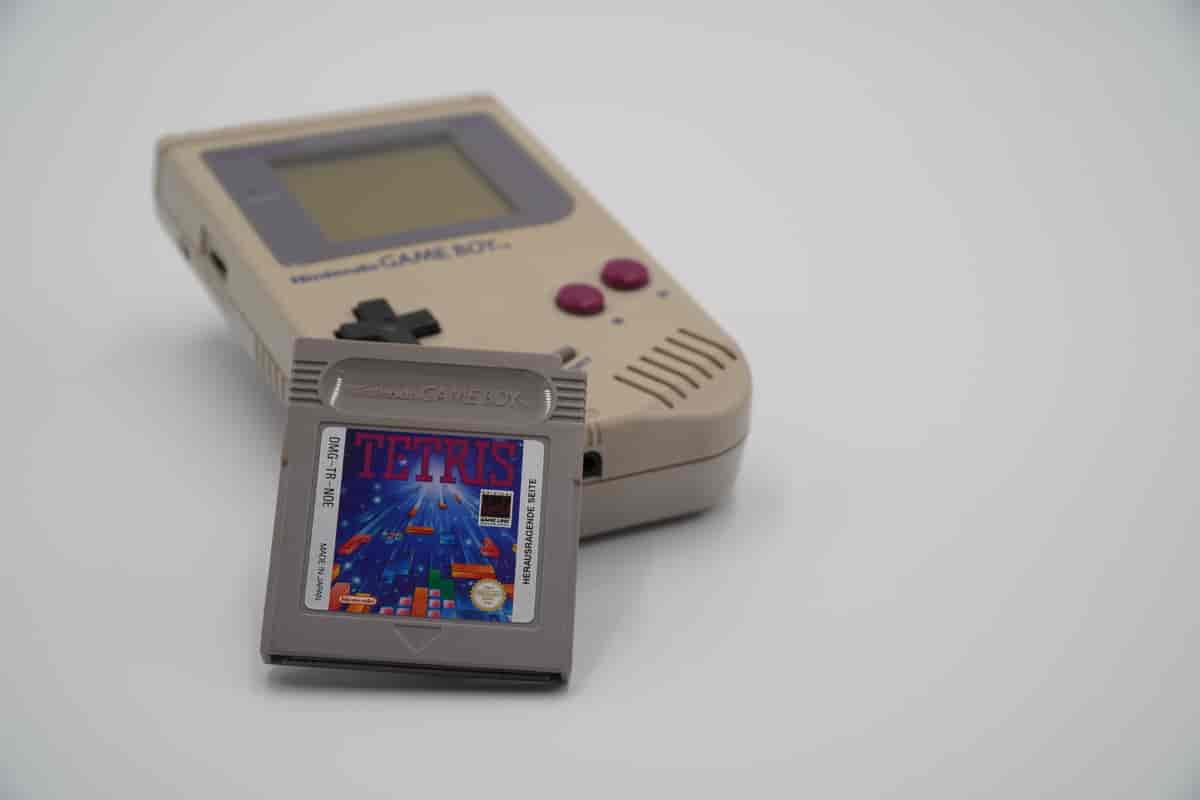 Game Boy med spillet Tetris