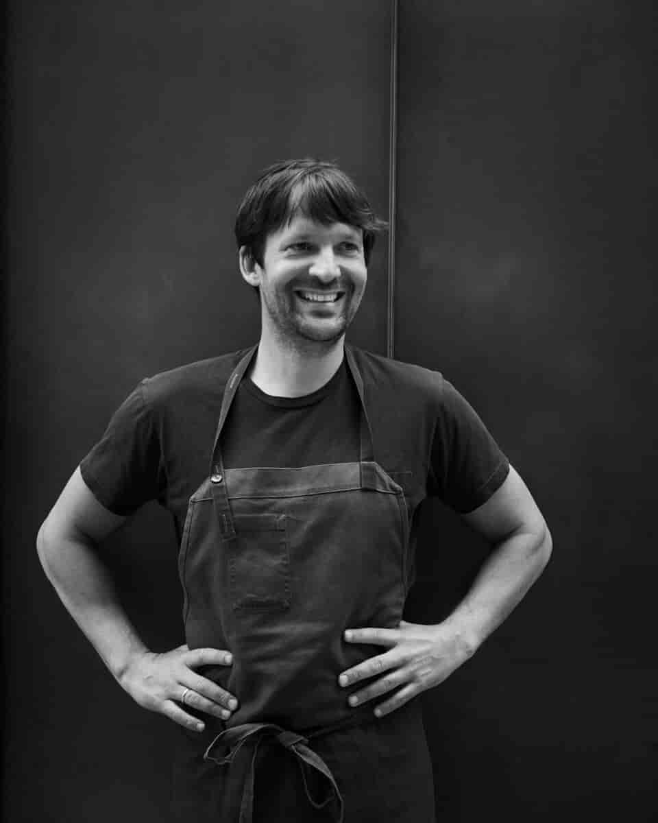 René Redzepi er stifter, køkkenchef og medejer af noma. Han har også grundlagt Nordic Food Lab og er grundlæggeren af MAD