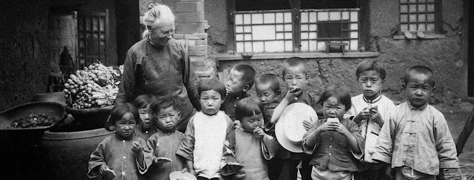 Ellen Nielsen med børnehjemsbørn i Kina. Foto fra ca. 1943