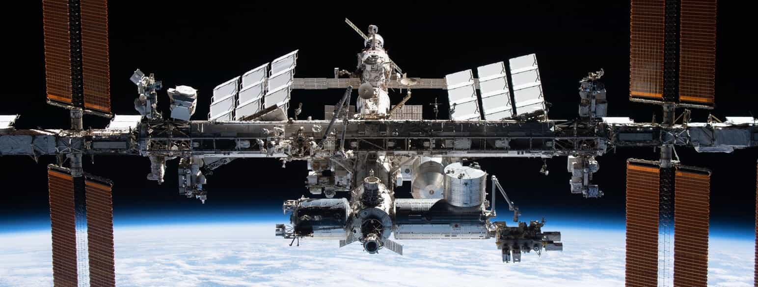 Den Internationale Rumstation ISS med Jorden under.