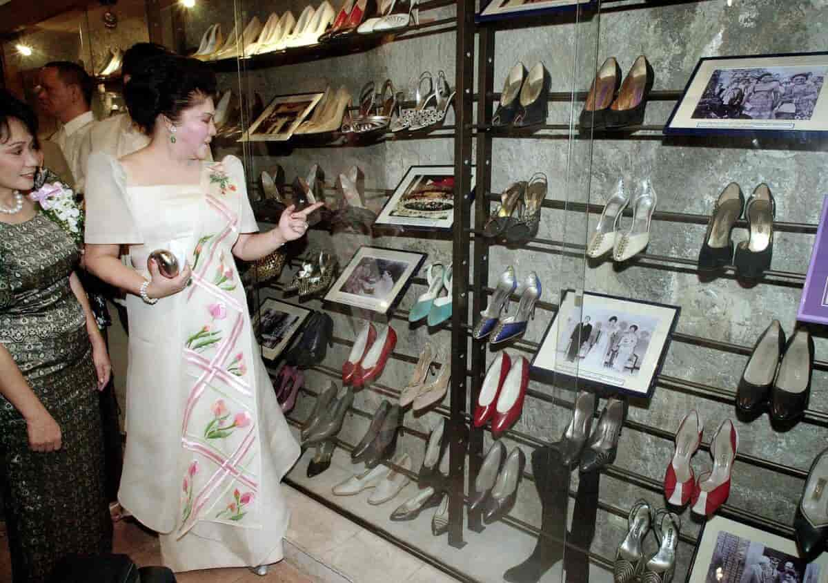 Imelda Marcos med en del af skosamlingen i 2001