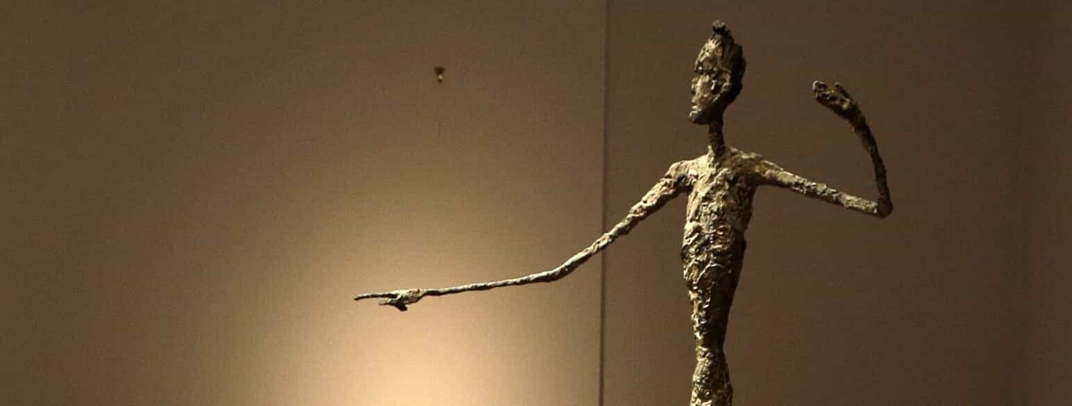 Homme qui pointe ('Pegende mand') af Alberto Giacometti, 1947, bronze. Dette eksemplar blev i 2015 solgt for 141,3 millioner dollar til en privatsamler, men andre eksemplarer er tilgængelige, blandt andet på Museum of Modern Art i New York.