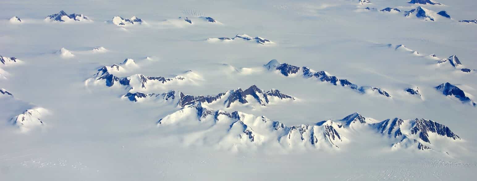 Fjeldtoppe stikker op som nunatakker over Indlandsisen i Østgrønland