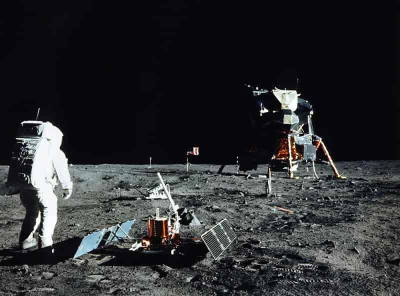 Aldrin med udstyr på Månen