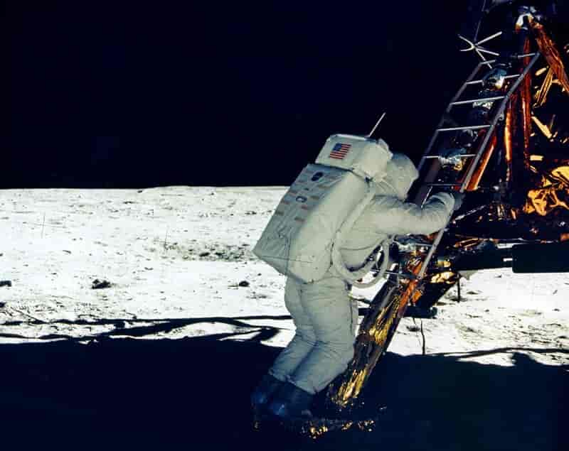 Aldrin på vej ned af stigen på landingsmodulet Ørnen.
