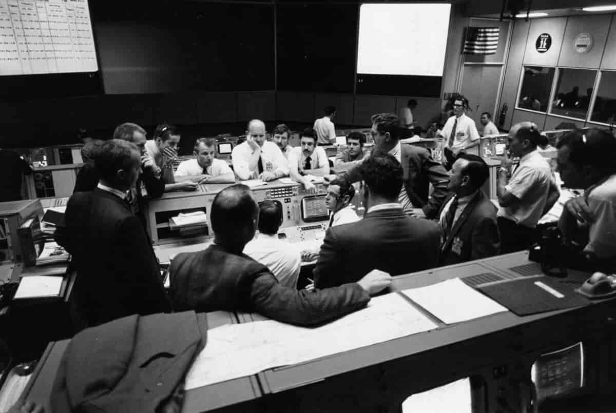 Teknikerne i NASAs Mission Control under Apollo 13-missionen.