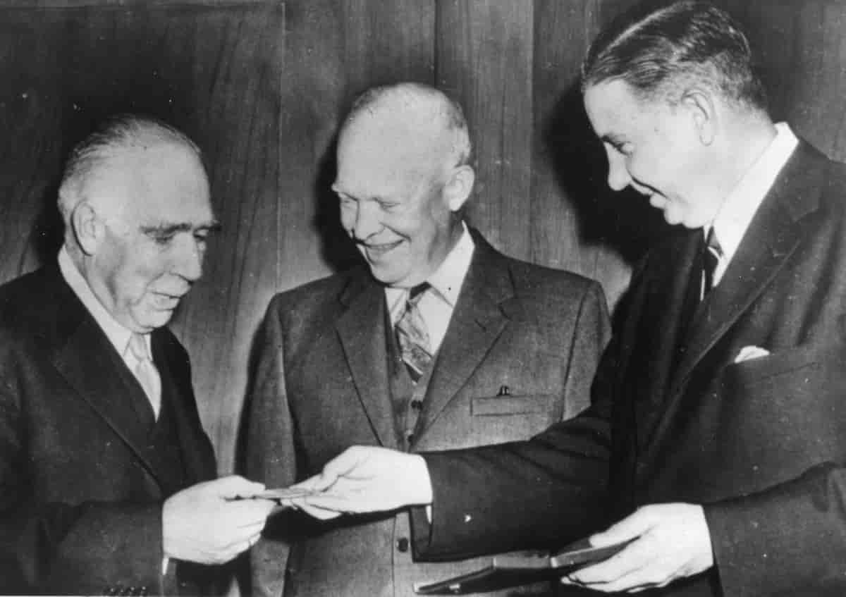Niels Bohr modtager den første Atoms for Peace medalje i 1957