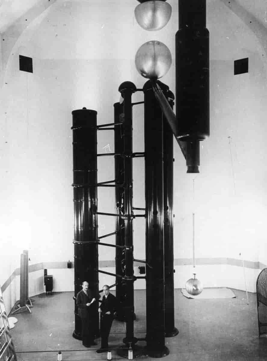 Niels Bohr (th.) og George de Hevesy ved den store van de Graaf-generator på Institut for Teoretisk Fysik 