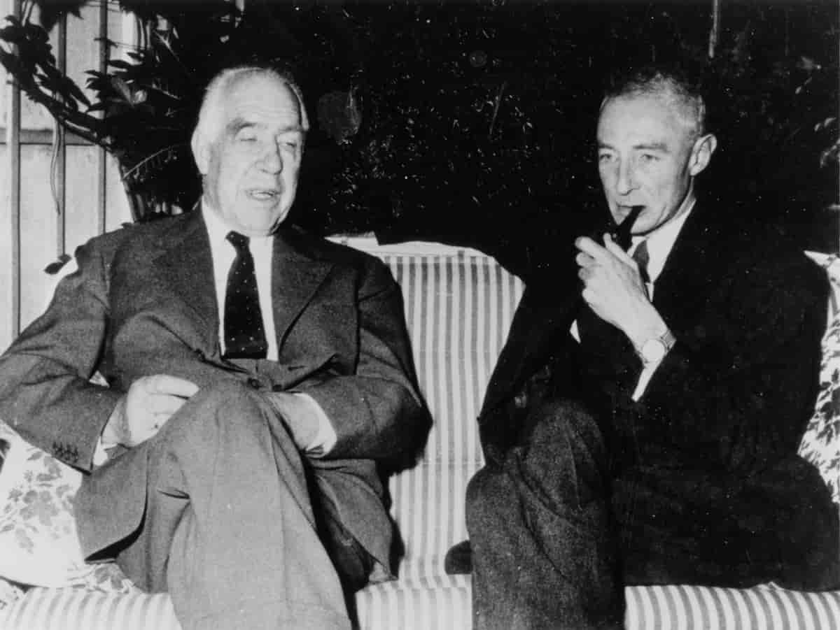 J. Robert Oppenheimer (th.) i samtale med Niels Bohr i København i 1950