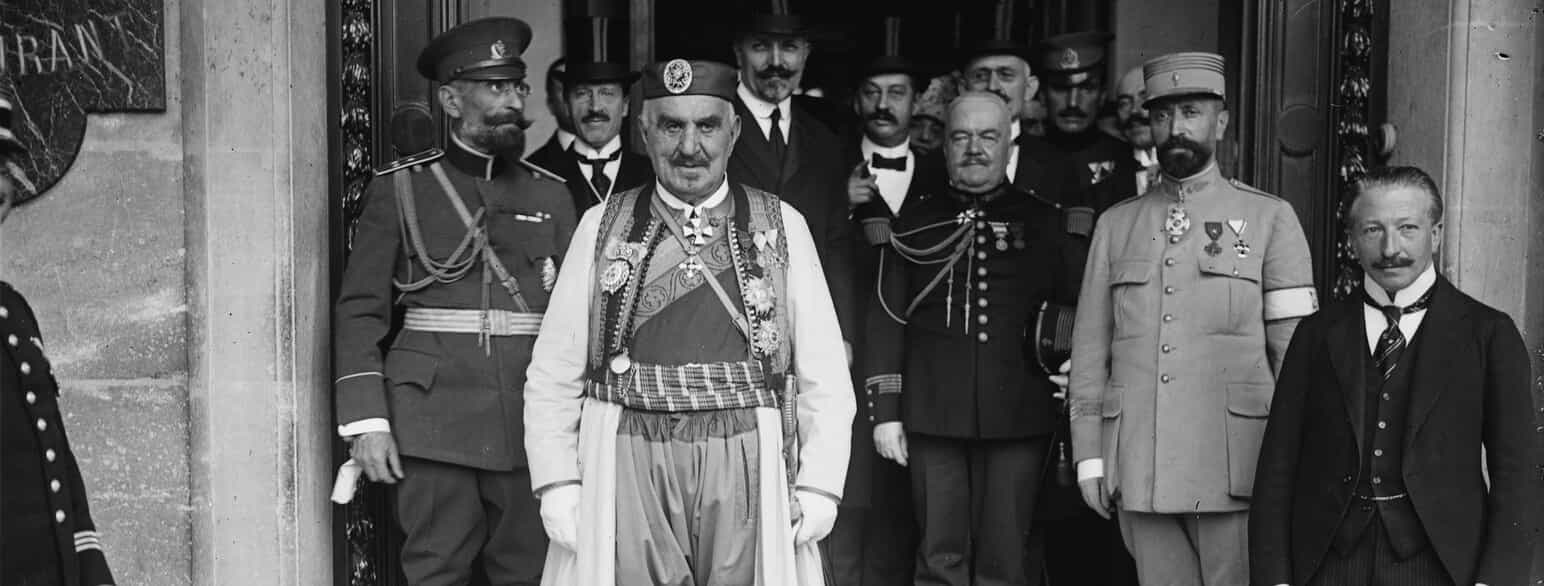Kong Nikola 1. af Montenegro (i hvid dragt) forlader sit hotel i Paris i august 1916. Kongefamilien måtte drage i eksil i Frankrig efter Centralmagternes invasion i januar samme år.