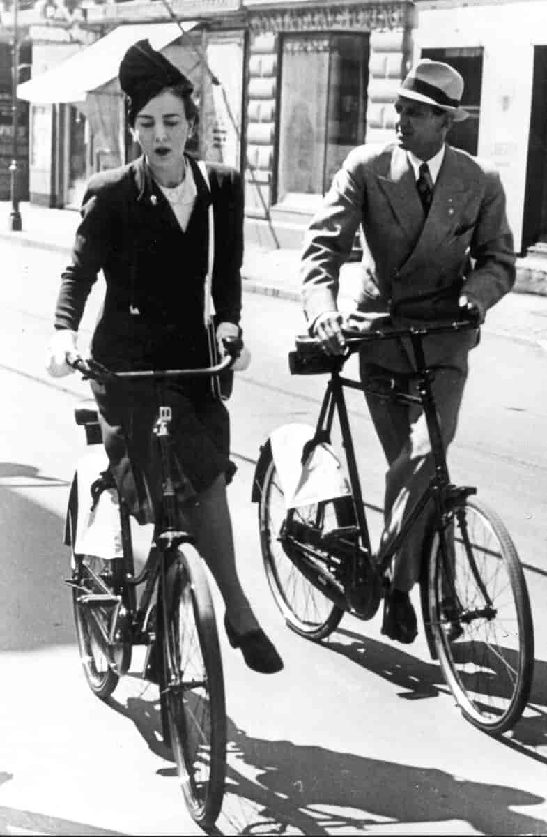 Dronning Ingrid og Frederik 9. på cykel