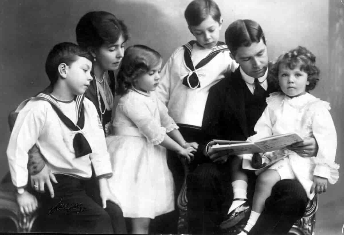 Dronning Ingrid med sine forældre og søskende