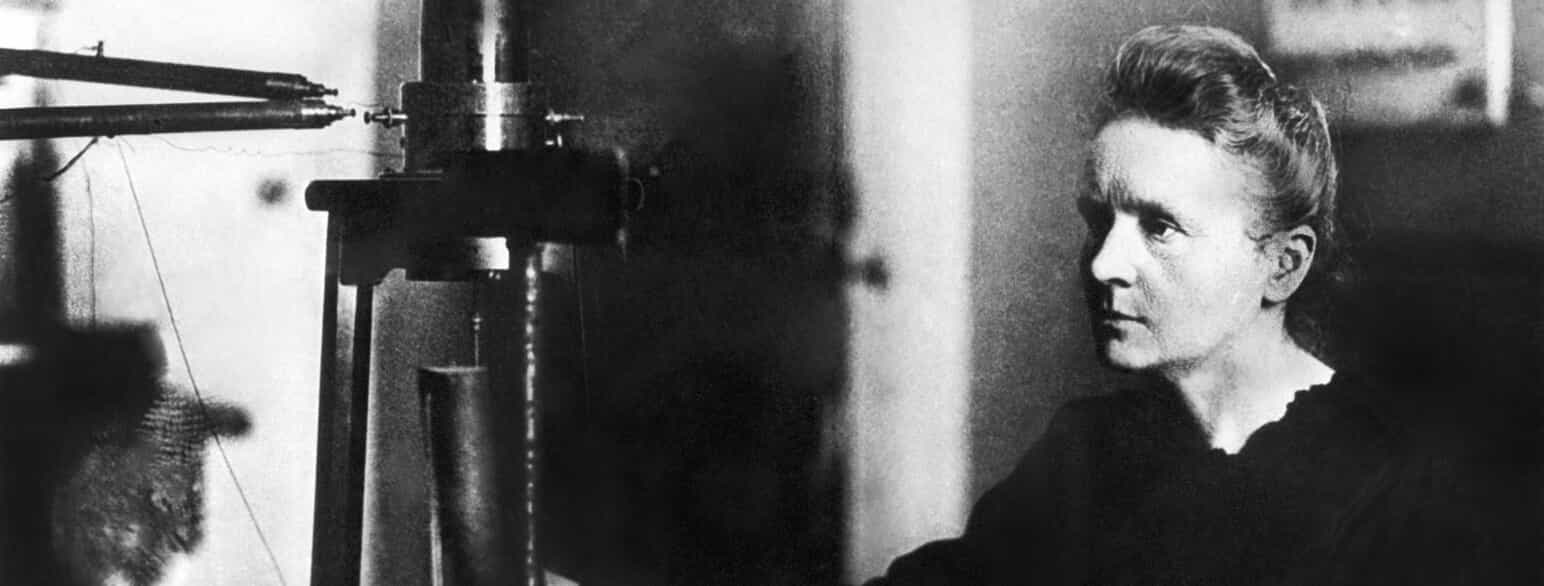 Marie Curie fotograferet i sit laboratorium i 1925