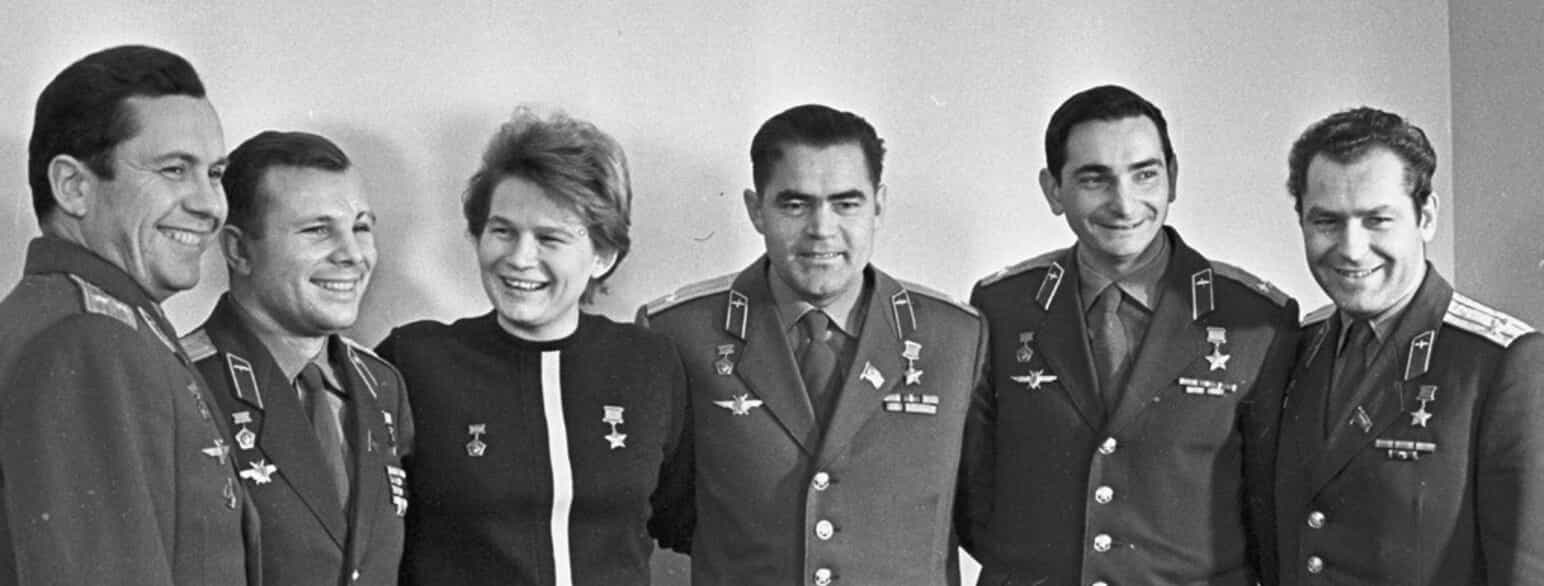 Kosmonauterne Pavel Popovich, Yuri Gagarin, Valentina Tereshkova, Andrian Nikolayev, Valery Bykovsky og German Titov, 1. januar 1964.