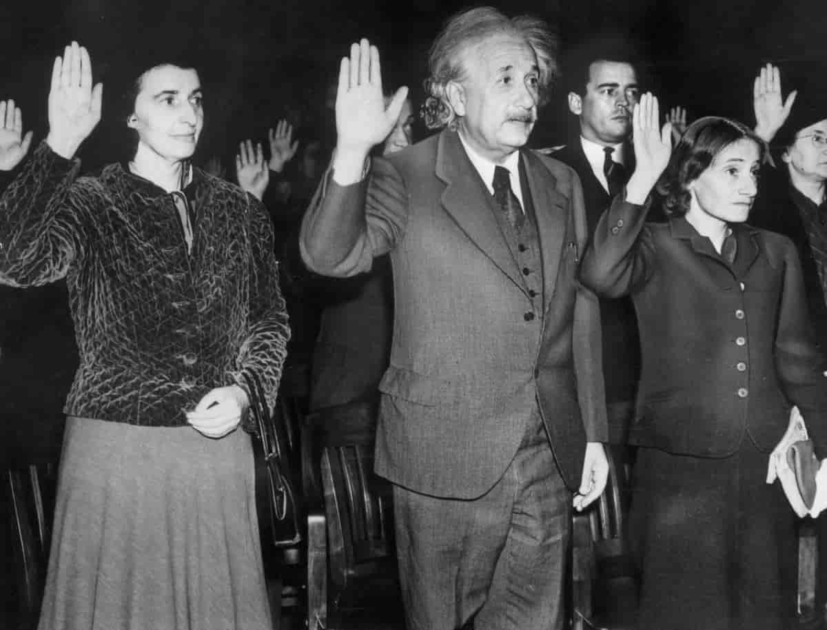 Albert Einstein får statsborgerskab
