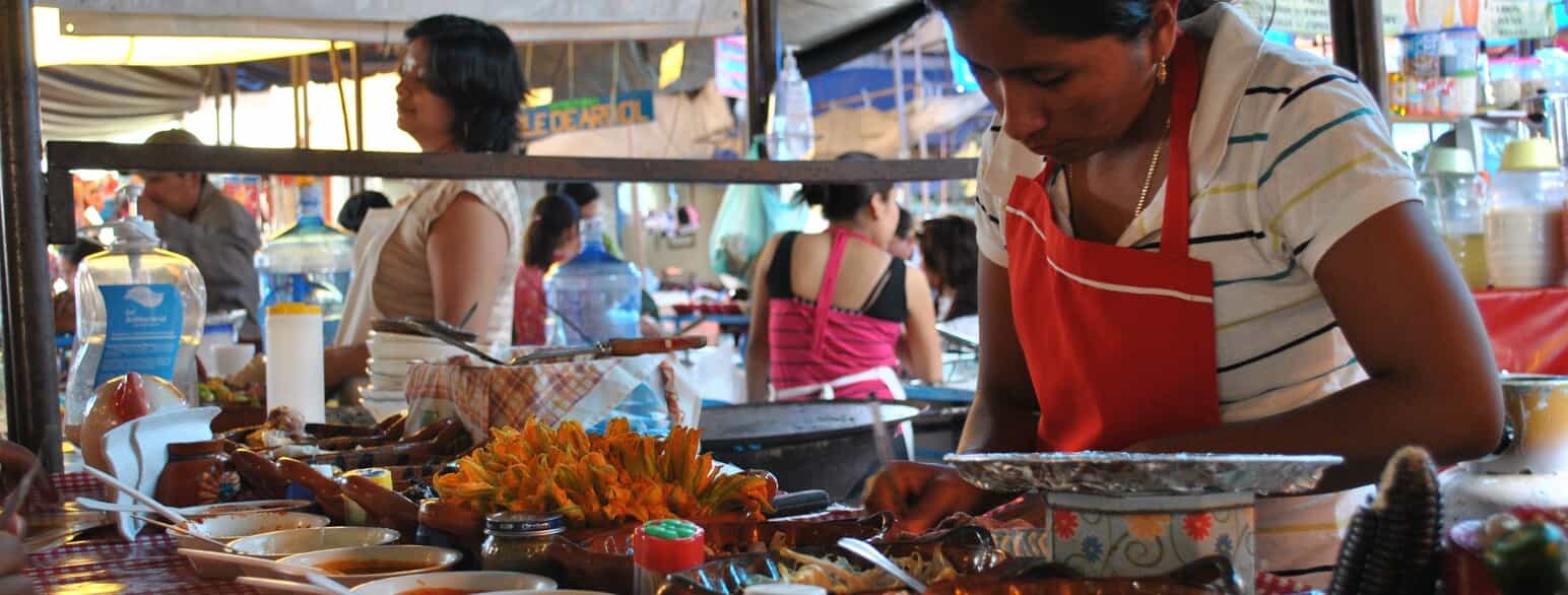 Der laves quesadillas på et gademarked i Yecapixtla i delstaten Morelos, Mexico