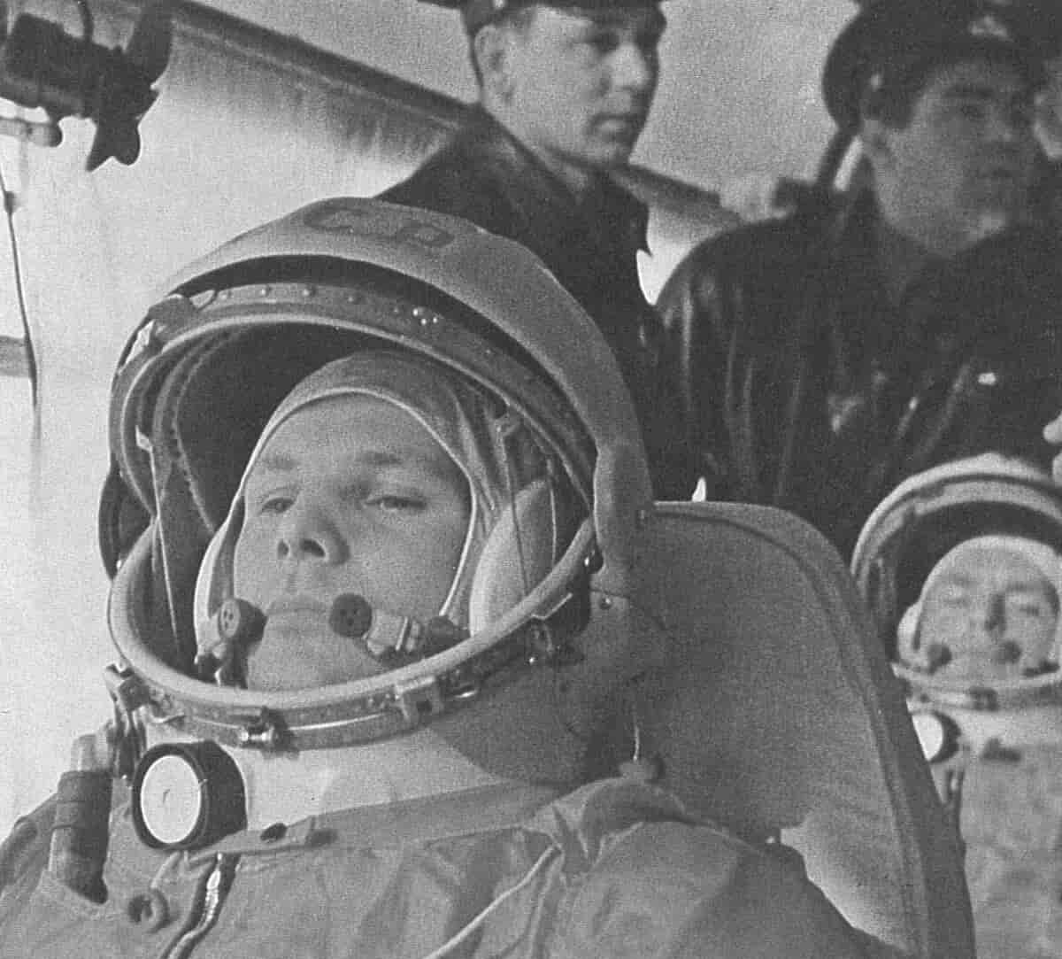 Gagarin i busen på vej til opsendelsen.