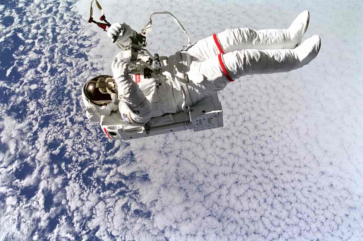 Astronaut Mark C. Lee svæver i rummet under STS-64.