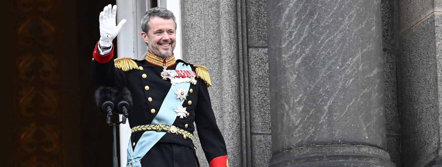 Kong Frederik 10. vinker fra balkonen på Christiansborg Slot efter at være blevet udråbt som konge den 14. januar 2024.