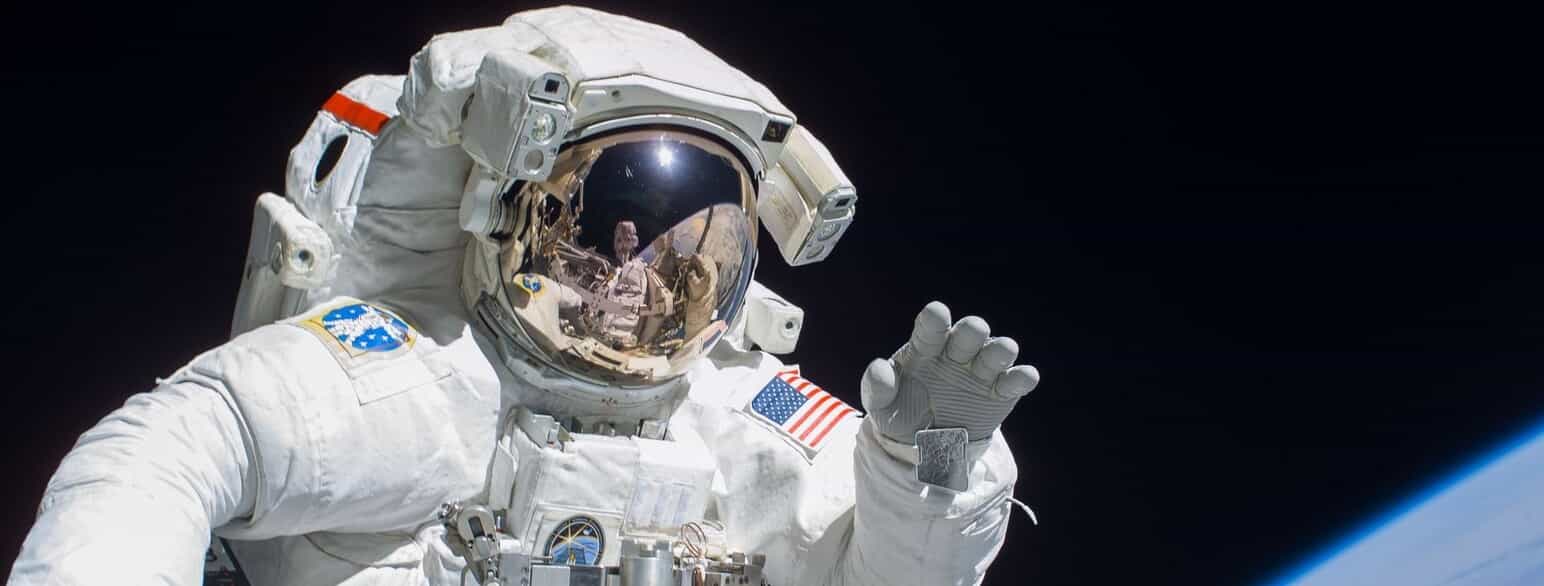 Astronaut Joseph R. Tanner vinker til kollega Heidemarie M. Stefanyshyn-Piper.