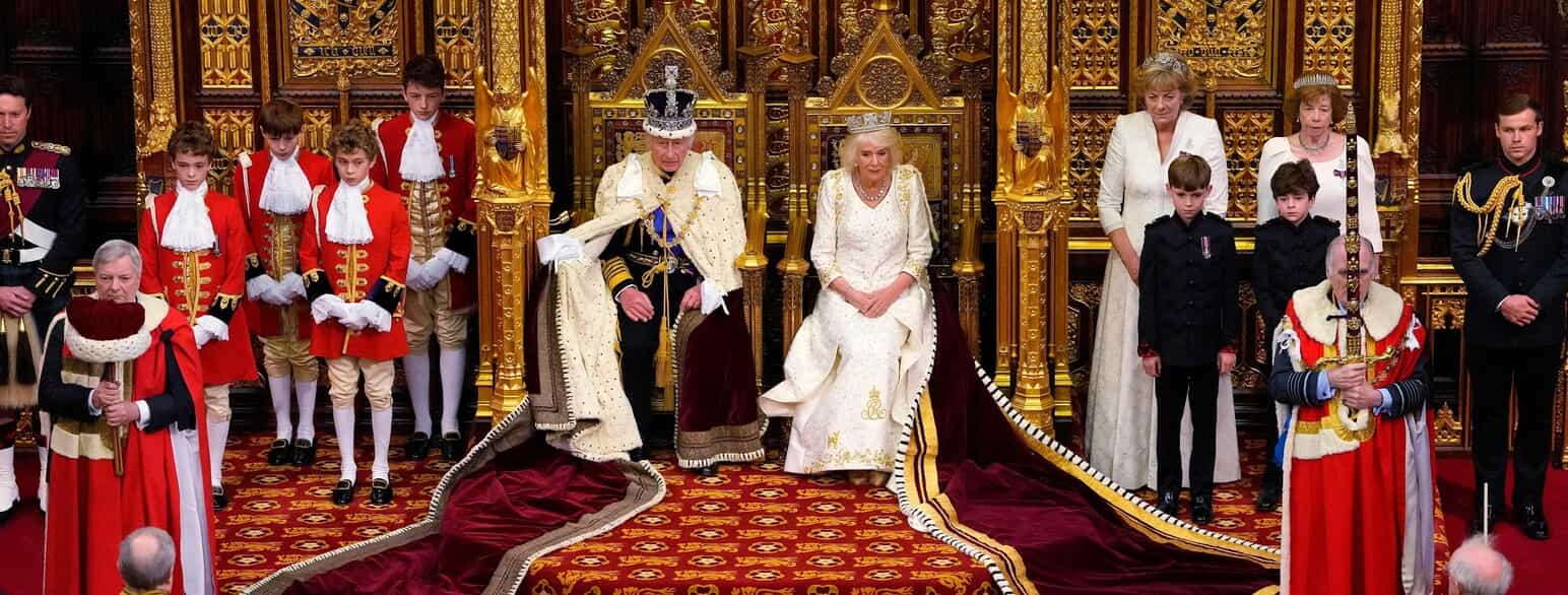 Kong Charles og dronning Camilla ved parlamentets åbning i 2023