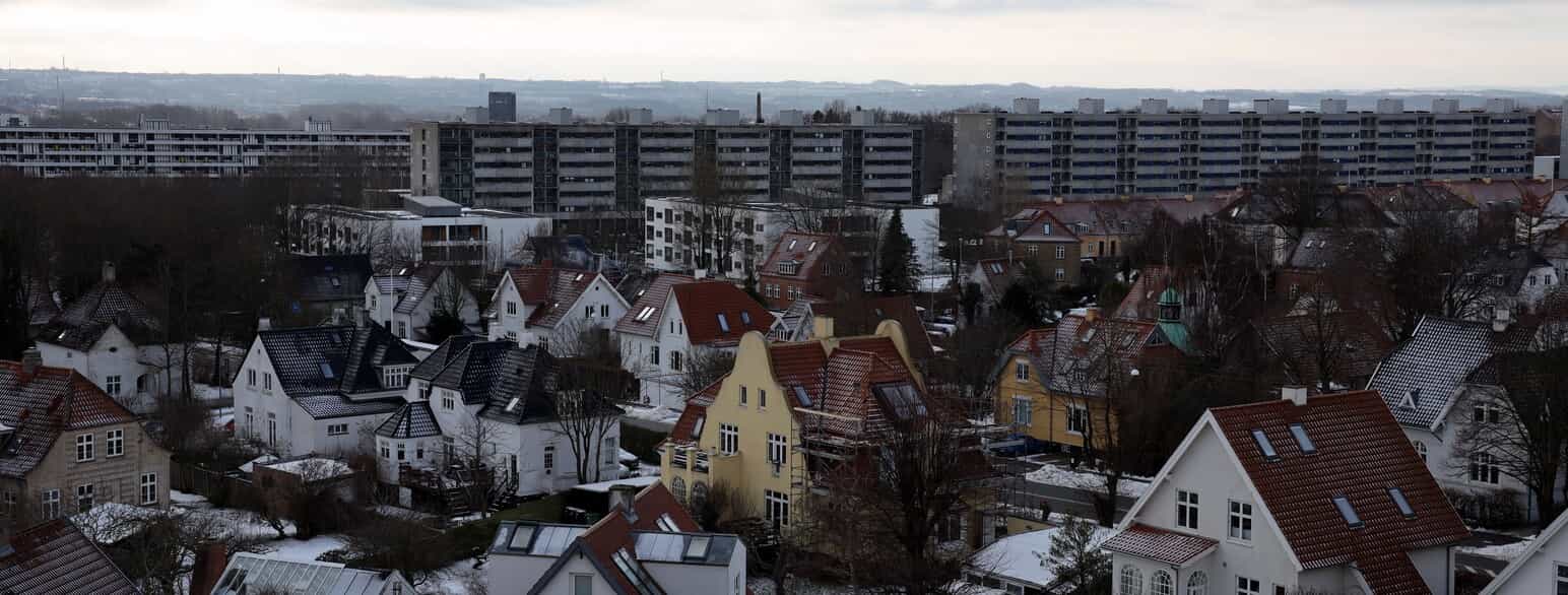 Udsigt over en vinterkold by fra 6. etage på Aarhus Universitet