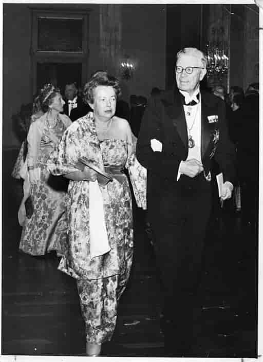 Marie Goeppert Mayer eskorteret af den svenske Kong Gustav Adolf i 1963