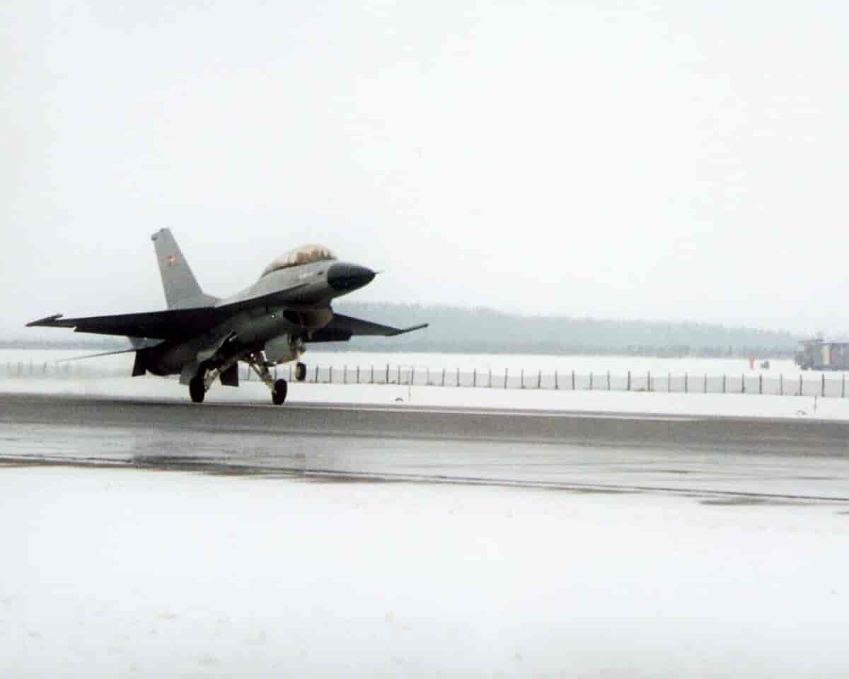 Første F-16 lander i Skydstrup januar 1980.