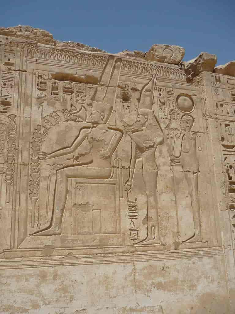 Amon, Mut og Khonsu. Relief i Ramses III' tempel i Medinet Habu.