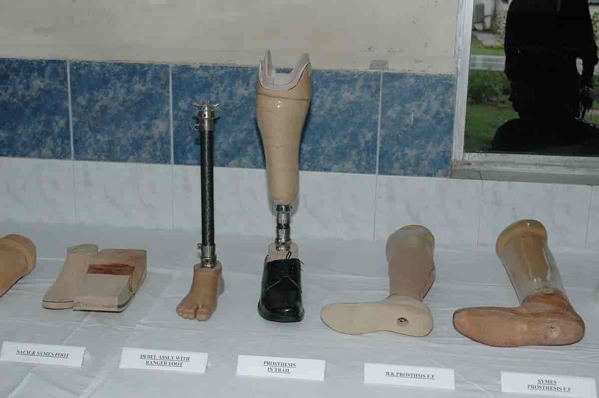 Proteser til forskellige kropsdele i Artificial Limb Centre of Base Hospital i Delhi, Indien. 