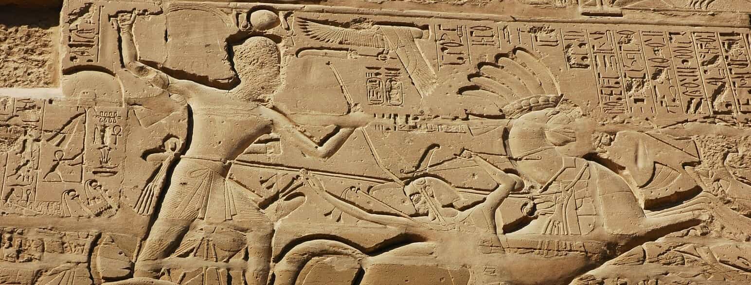 Farao som bekæmper sine fjender. Udsnit af udsmykningen på den nordlige mur i søjlehallen i Karnak-templet.