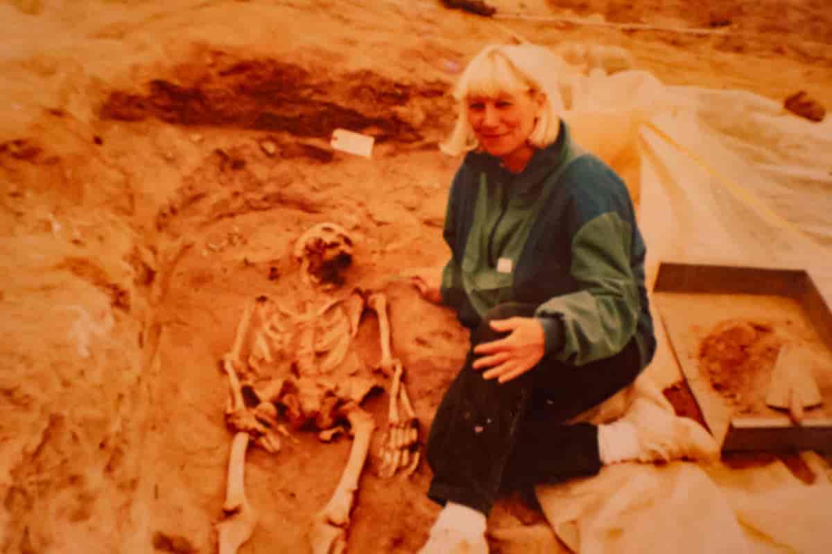 Pia Bennike på udgravning