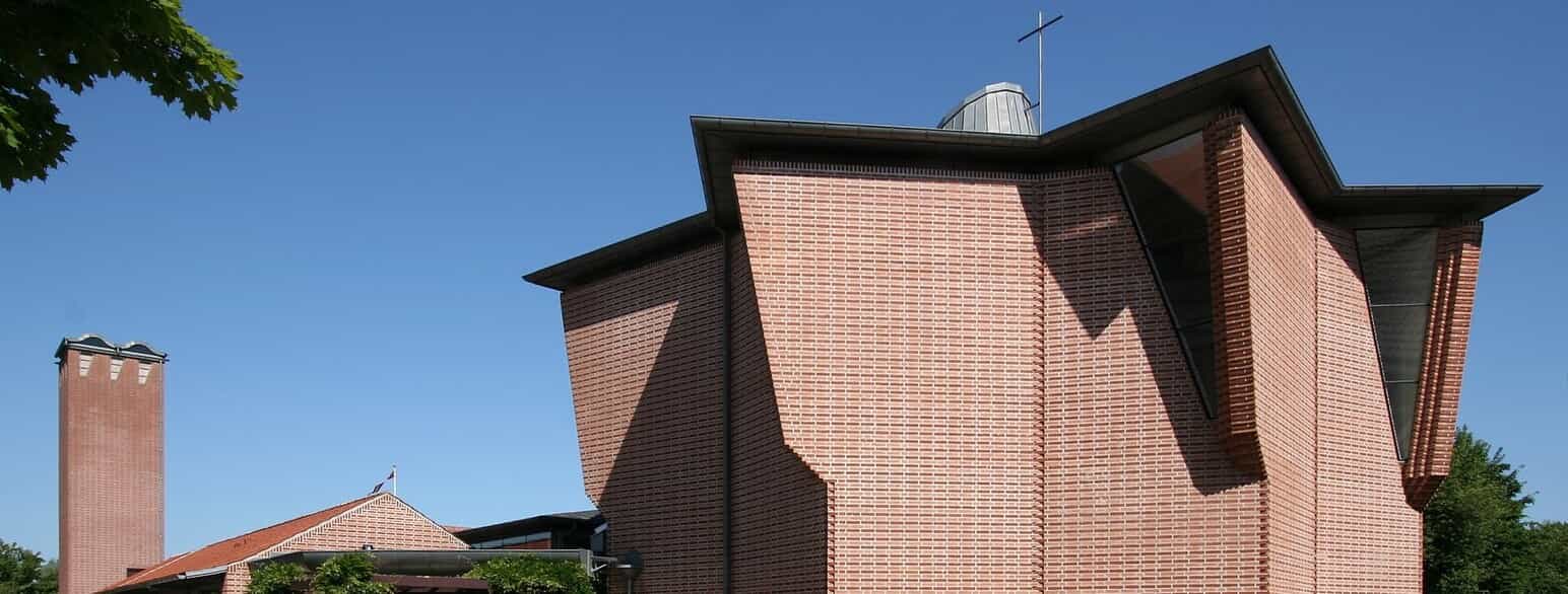 Ølby Kirke er fra 1997; den er tegnet af Inger og Johannes Exner.