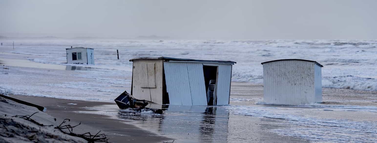 I Blokhus ødelagde stormen Knud en række badehuse, som var opstillet på stranden