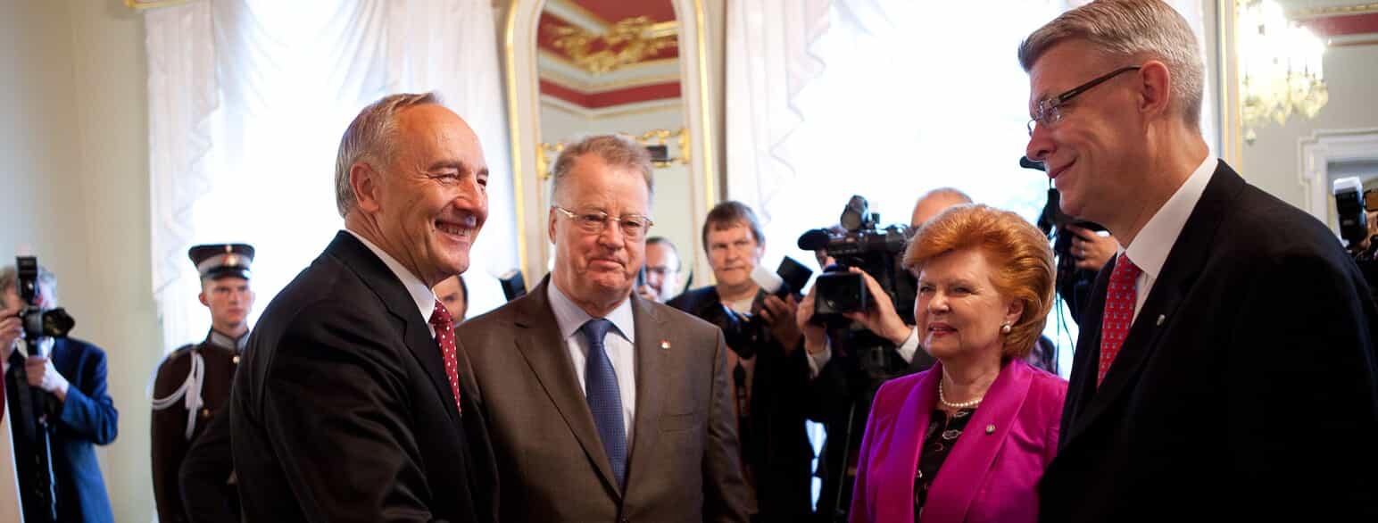 Fire præsidenter efter Letlands uafhængighed ved indsættelsen af Andris Bērziņš som præsident i 2011. Fra venstre Bērziņš selv, Guntis Ulmanis, Vaira Vīķe-Freiberga og Valdis Zatlers.