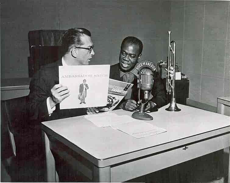 Willis Conover interviewer Louis Armstrong.