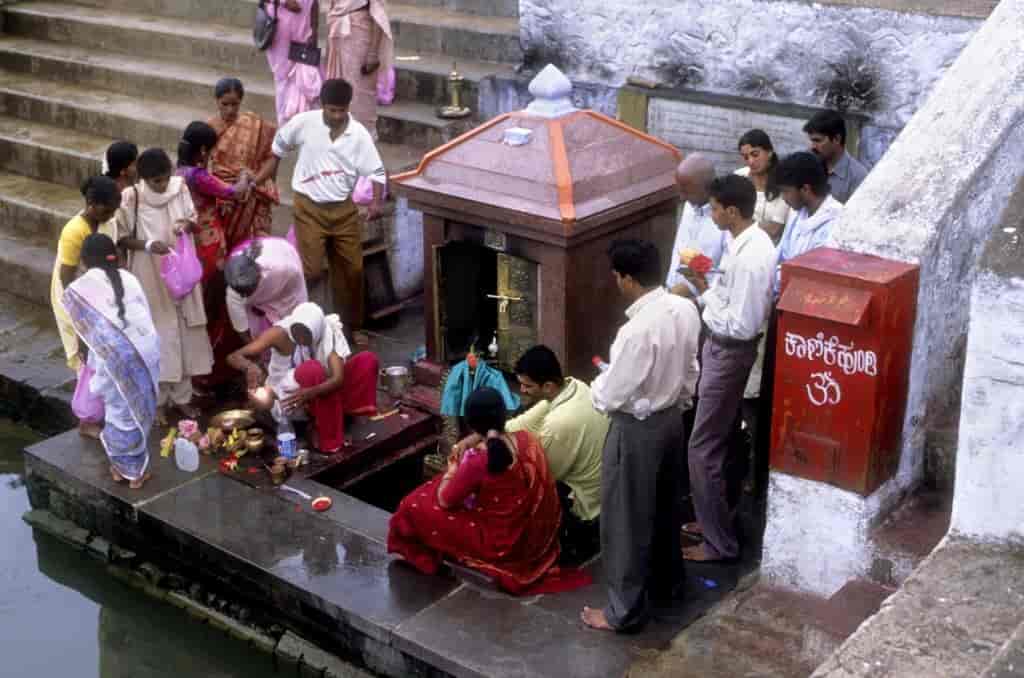 Pilgrimme ved tempelbassinet ved Talakaveri, 2005
