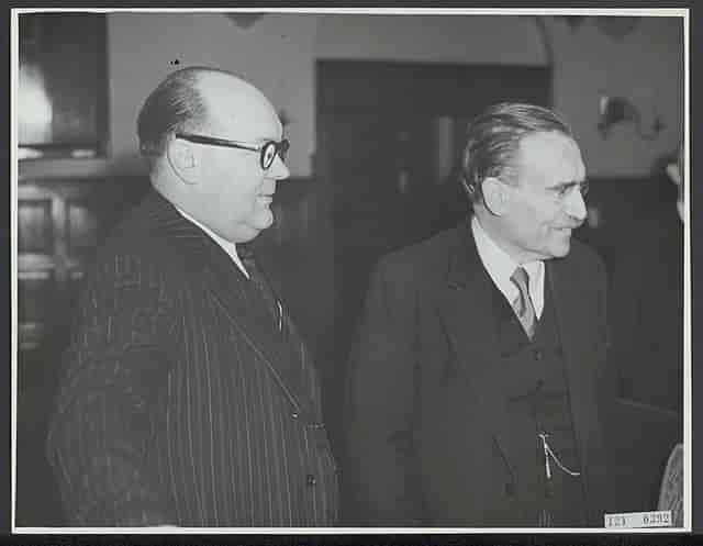 Paul-Henrik Spaak til venstre og den hollandske statsminister Willem Drees til højre under en Benelux-konference i 1949
