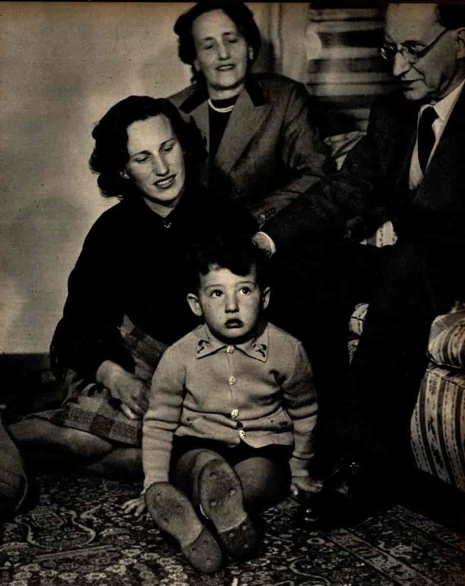Alcide De Gasperi med kone, datter og barnebarn i 1951