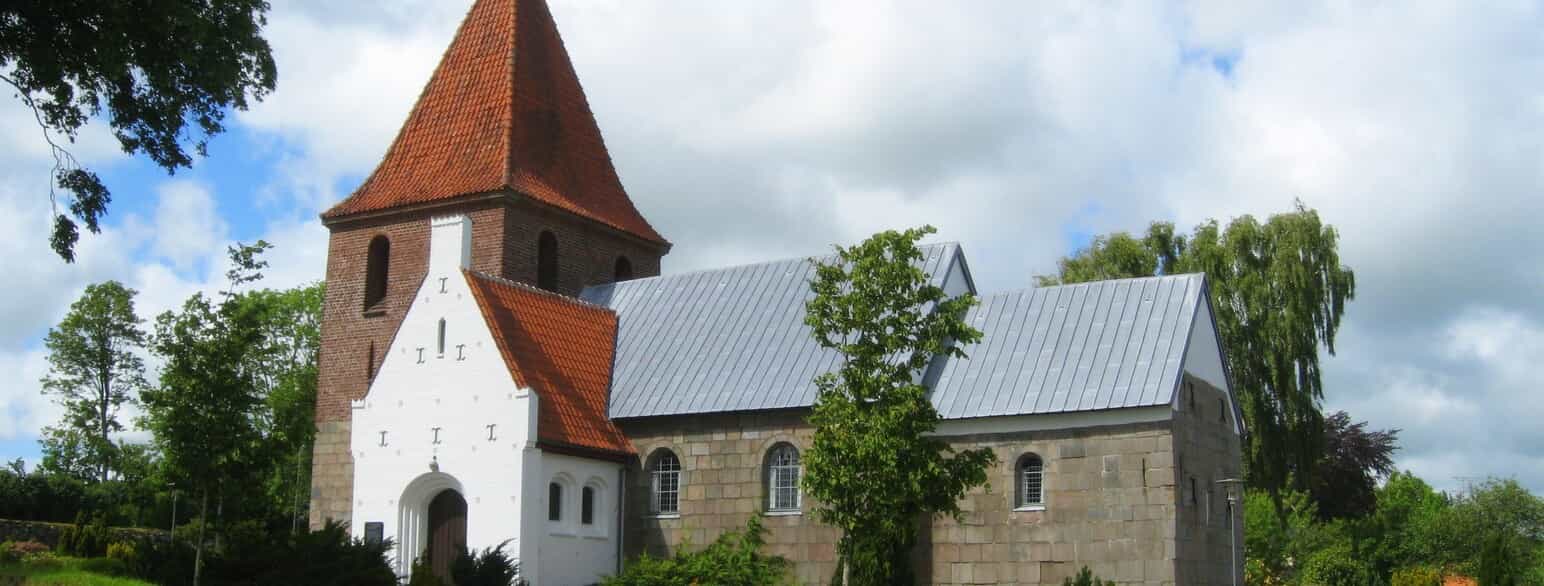 Hallund Kirke ligger i landsbyen Hallund i Vendsyssel